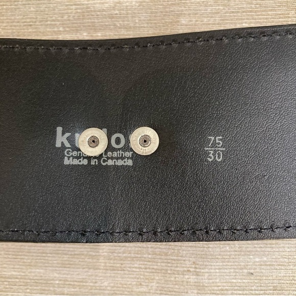 KUDOS BELT Sz  75/30 Thick Leather Metal Medallions Adjustable String Closure - Picture 5 of 5